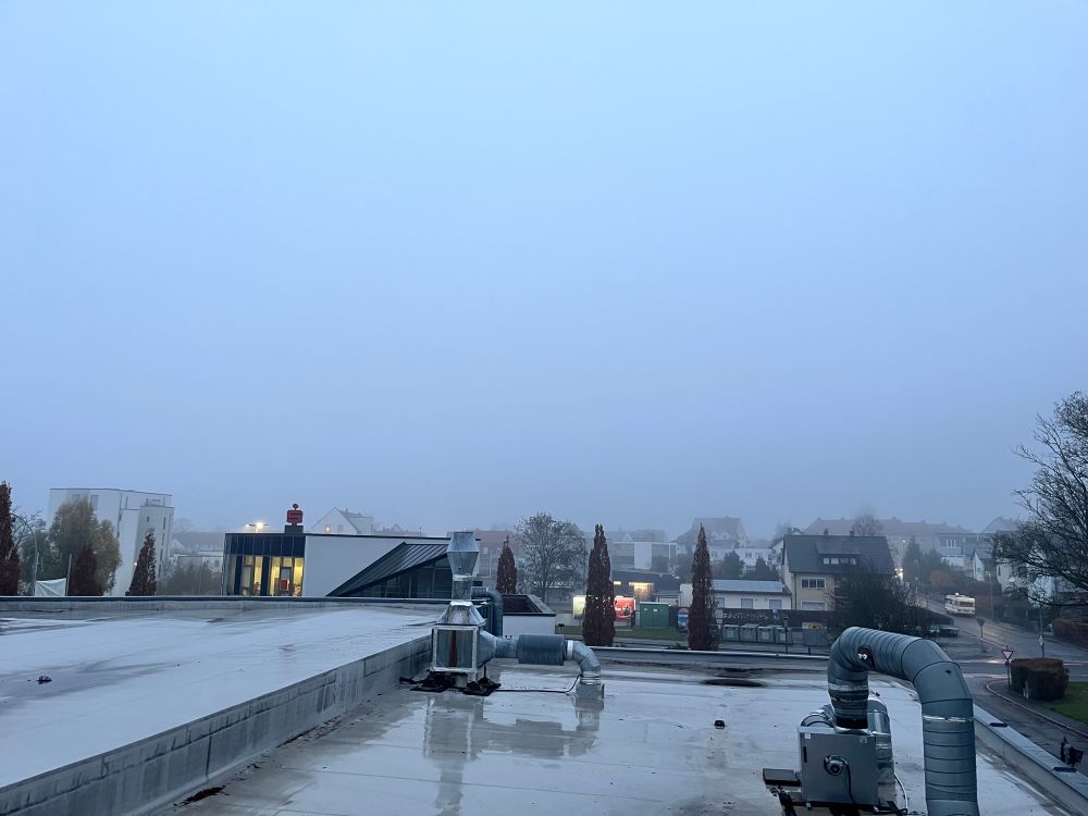 Blick aus dem Bürofenster über Amberg ist. Es ist total neblig.