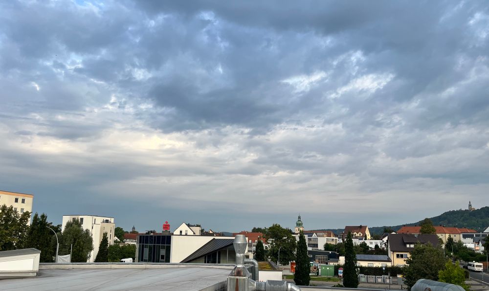 Blick aus dem Bürofenster über Amberg. Überwiegend grauer, bewölkter Himmel.