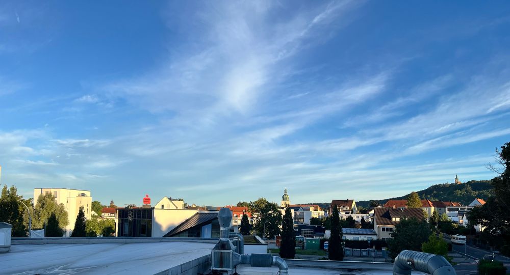 Blick vom Bürofenster über Amberg, blauer Himmel mit Schleierwolken