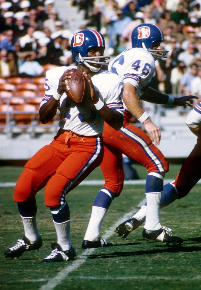 Marlin Briscoe about to throw a pass!
