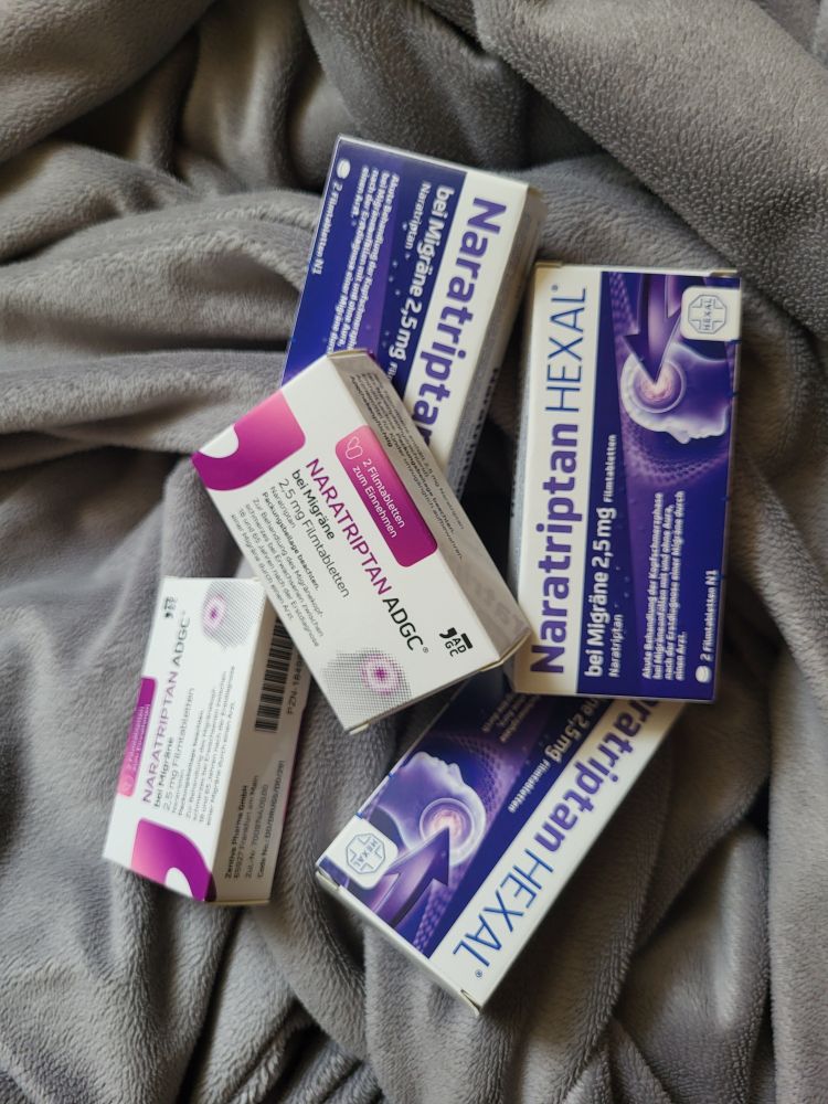 Auf dem Bild sind mehrere Verpackungen von Naratriptan zu sehen, einem Medikament, das zur Behandlung von Migräneanfällen eingesetzt wird. Naratriptan gehört zur Klasse der Triptane, die spezifisch entwickelt wurden, um die Symptome einer Migräne zu lindern. 