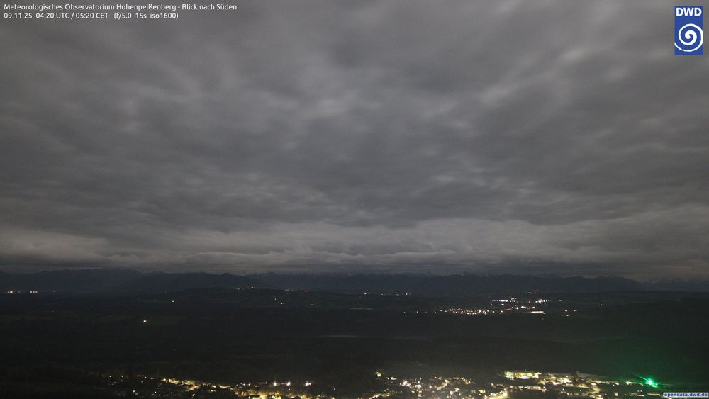 Meteorologisches Observatorium Hohenpreißenberg - Blick nach Süden (Zugspitze) (09.11.2025, 04:18 UTC/09.11.2025, 05:18 local)
