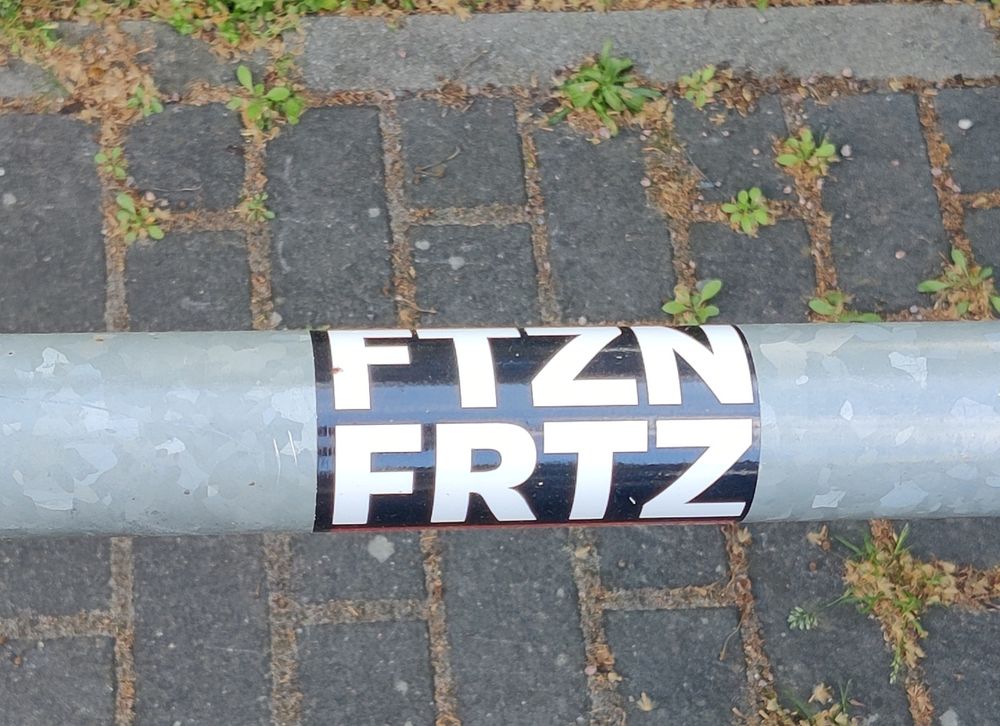 Metallpoller mit Aufkleber "FTZN FRTZ"