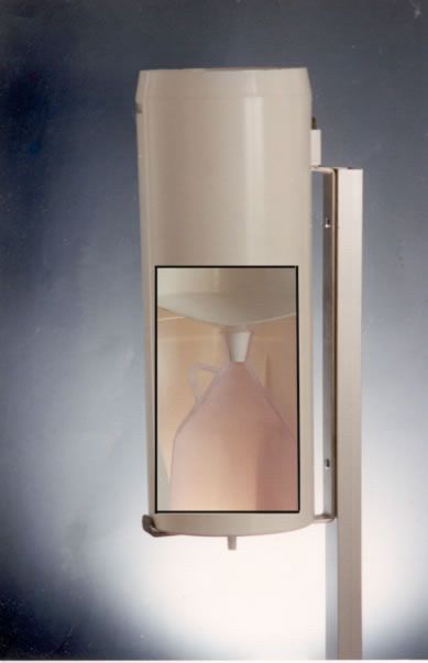 “Pluviómetro Hellmann clásico, con un embudo metálico que dirige el agua hacia un cilindro graduado para medir la cantidad de precipitación.”