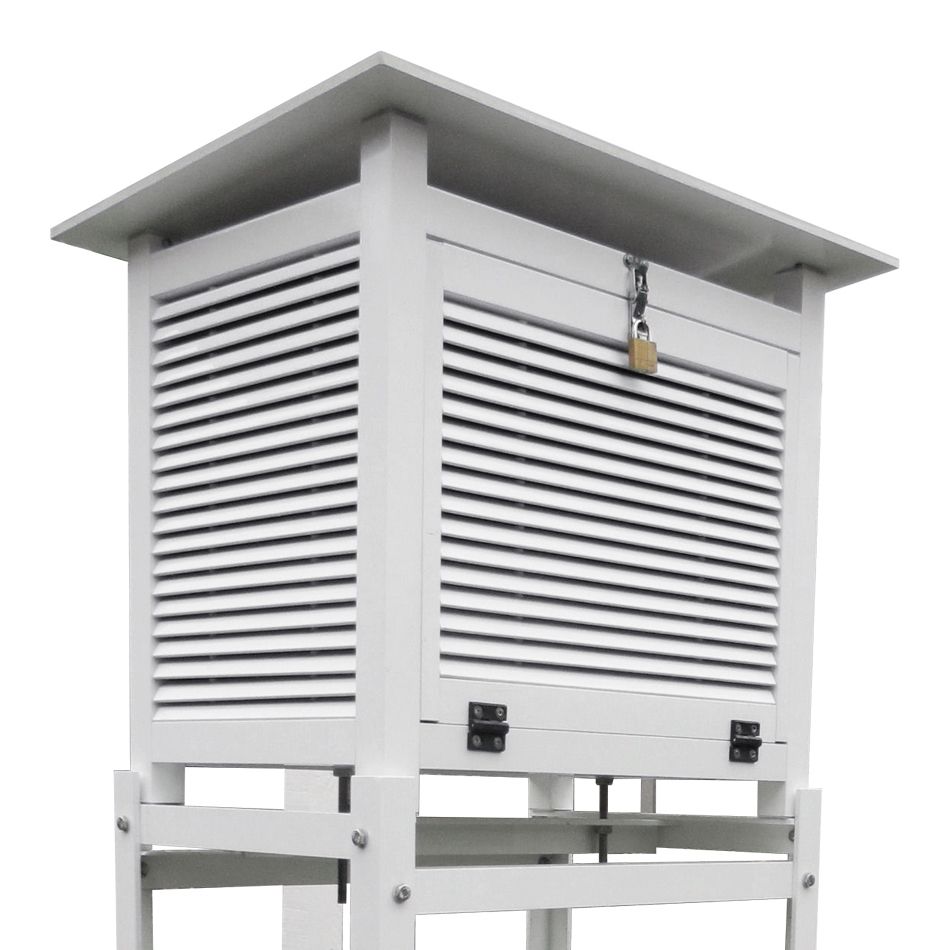 “Garita meteorológica tradicional de madera con techo inclinado, rodeada de césped y cielo despejado, diseñada para proteger instrumentos de medición del clima.”