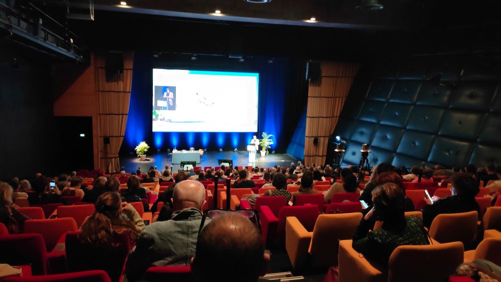 Salle remplie de personnes pour la conférence grand public du Pr Pattou (CHU Lille) sur la greffe des îlots