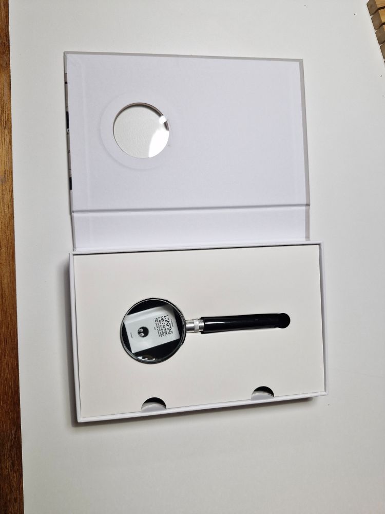 Le livre est en fait un coffret qui contient une loupe et un livre minuscule 