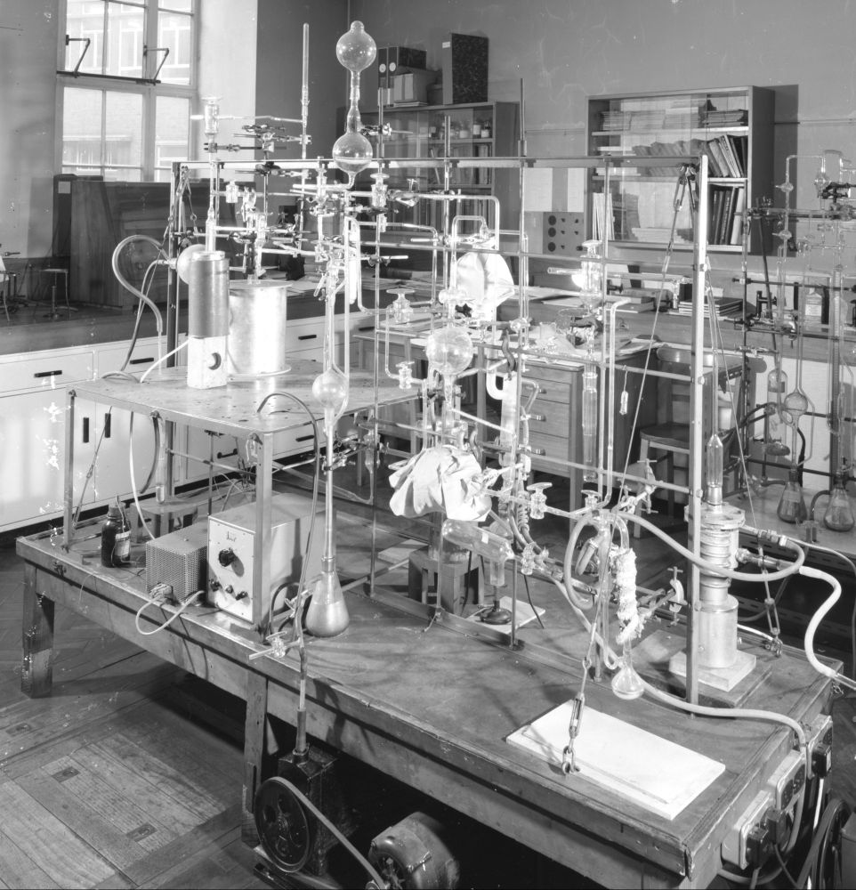 Photograph of experiment using glass pipes on a table in a lab.