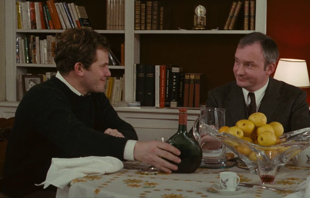 Image extraite du film Un Condé, d'Yves Boisset. On y voit Bernard Fresson et Michel Bouquet, à table, à la fin d'un repas.