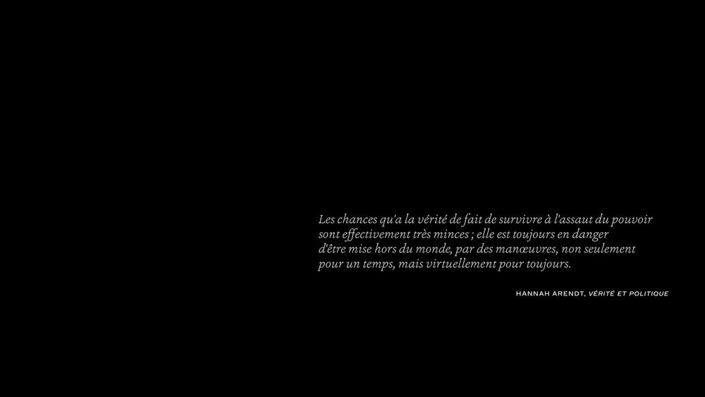 Image finale du documentaire Personne n'y comprend rien, de Yannick Kergoat. On y lit une citation de Hannah Harendt : "Les chances qu'a la vérité de fait de survivre à l'assaut du pouvoir sont effectivement très minces; elle est toujours en danger d'être mise hors du monde, par des manoeuvres, non seulement pour un temps, mais virtuellement pour toujours."