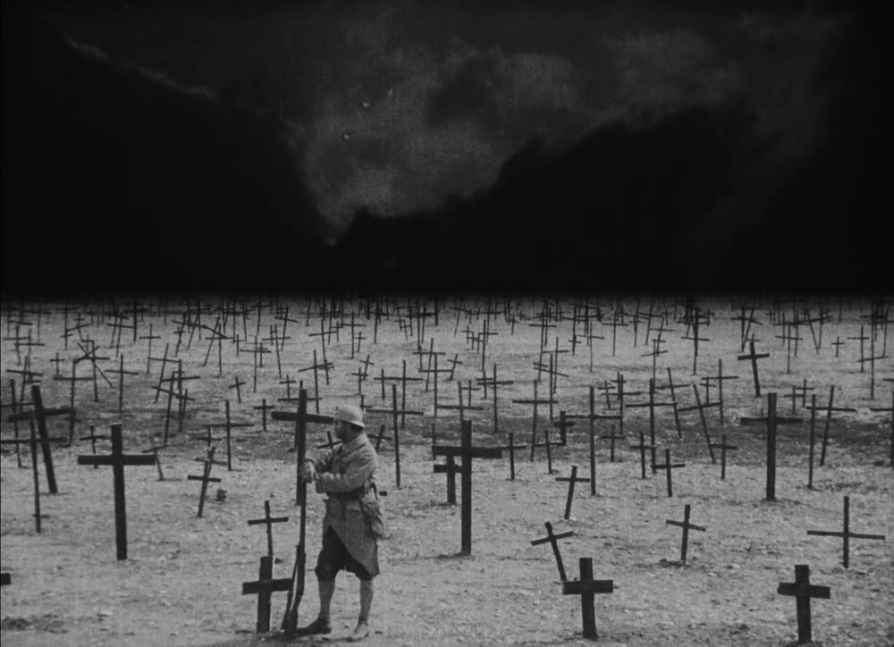 Image extraite du film J'accuse, d'Abel Gance (1919). On y voit un soldat français seul au milieu d'un champ de tombes