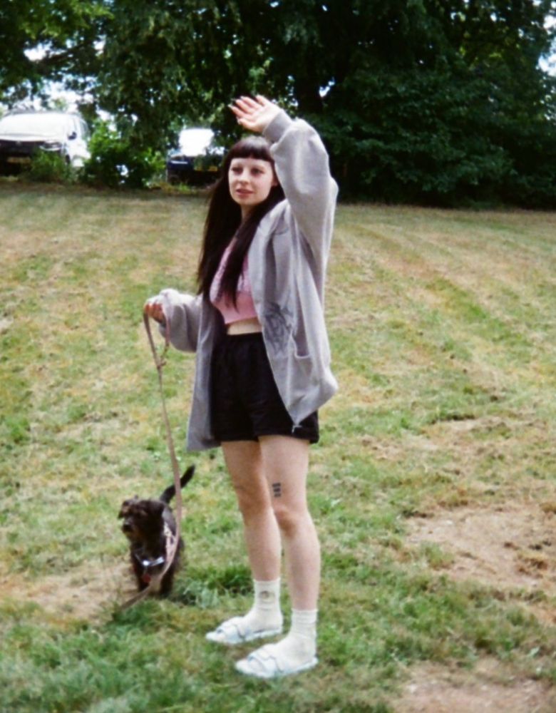 bild von hund und mir, ich winke in die kamera