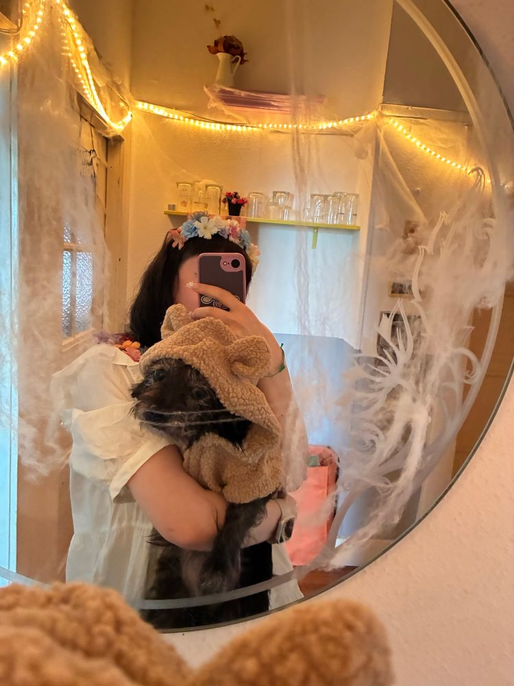 der hund verkleidet als bär (das opfertier in midsommar)