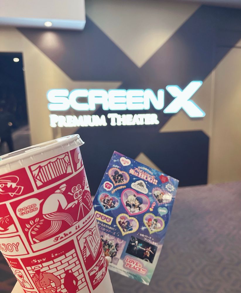 TOHOシネマズ池袋のスクリーンXシアター入口の写真　手前に大きなドリンクカップと｢も～っとつながる！KING OF PRISM-Your Endless Call-み～んなきらめけ！プリズム☆ツアーズ 第2弾入場者特典 プリズムショーに俺はハグ！プリズムハグ♡シール｣が写っている