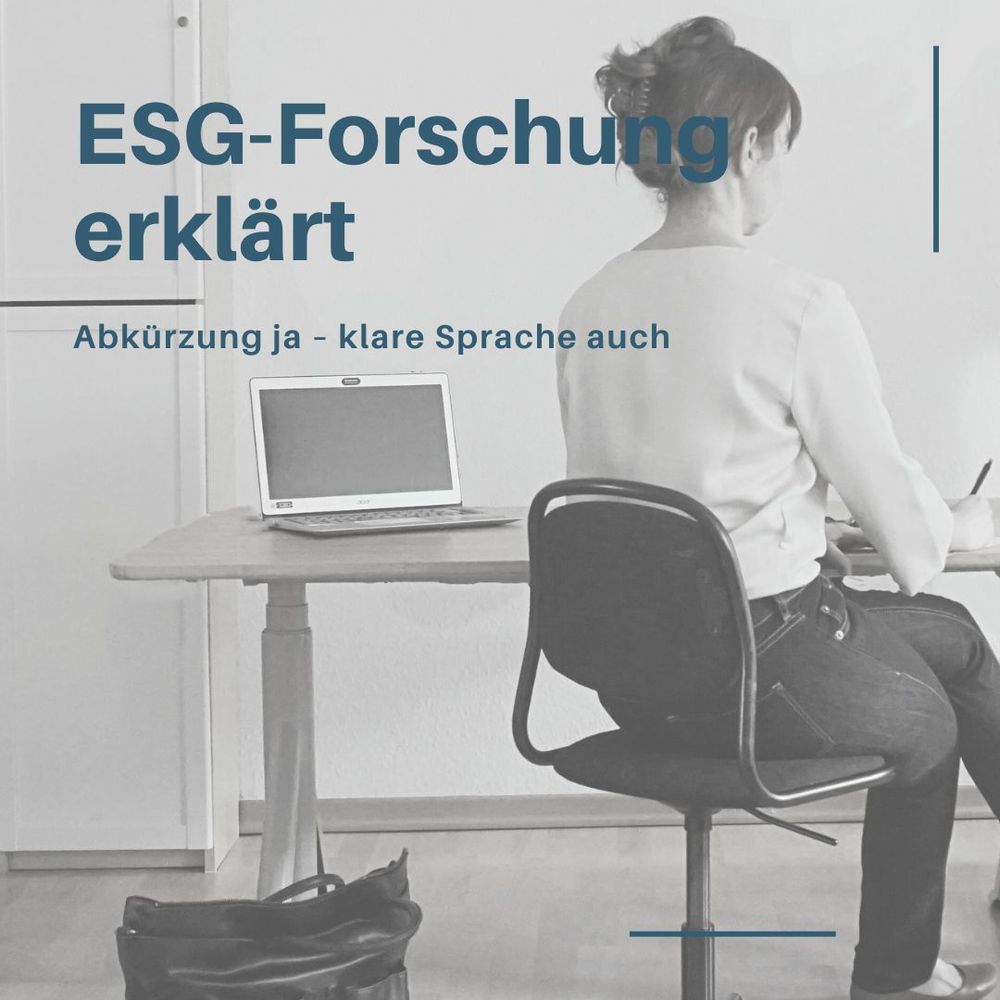 Foto mit Frau am Schreibtisch zeigt Claudia Aldinger zum Thema Abkürzungen in Wisskomm-Überschriften