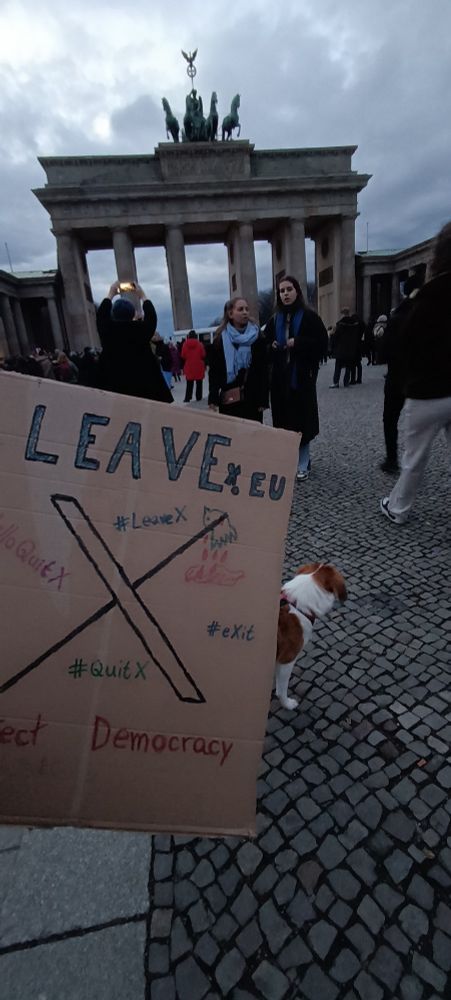 Leave X banner with Brandenburg Tor behind 