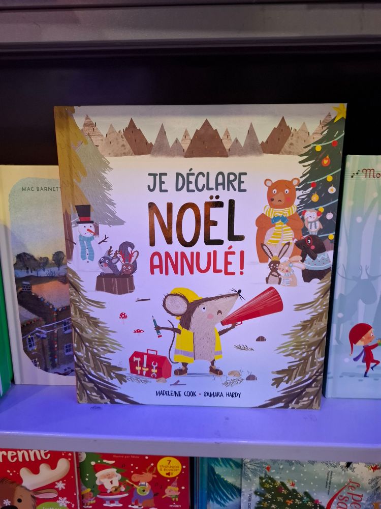 Photo d'un album jeunesse intitulé "Je declare Noel annulé" où une souris portant un gilet jaune crie dans un cône rouge 