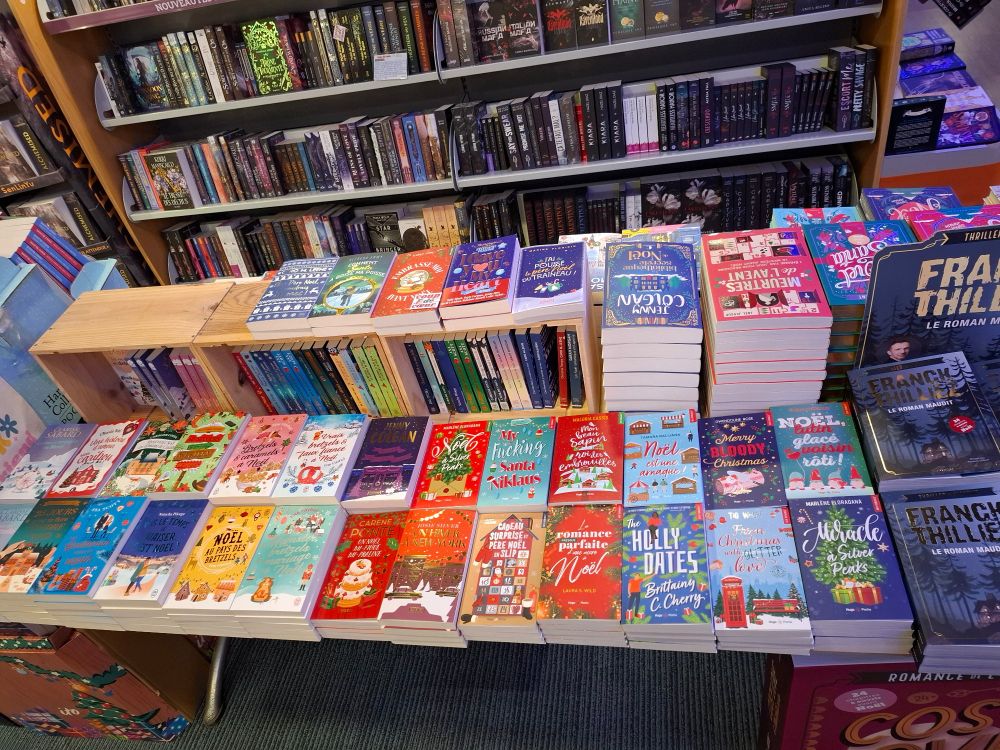 La table avec les romances de Noël en poche