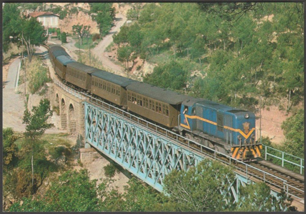 Printed colour postcard showing a view of the Ferrocarrils Catalan CGFC Locomotora 702 at Castellvell on 11 May 1970.

Published by Edicions Ferroviaries SA, Barcelona, No 54.

Postally unused.

Very good condition, with very slight corner bumps.