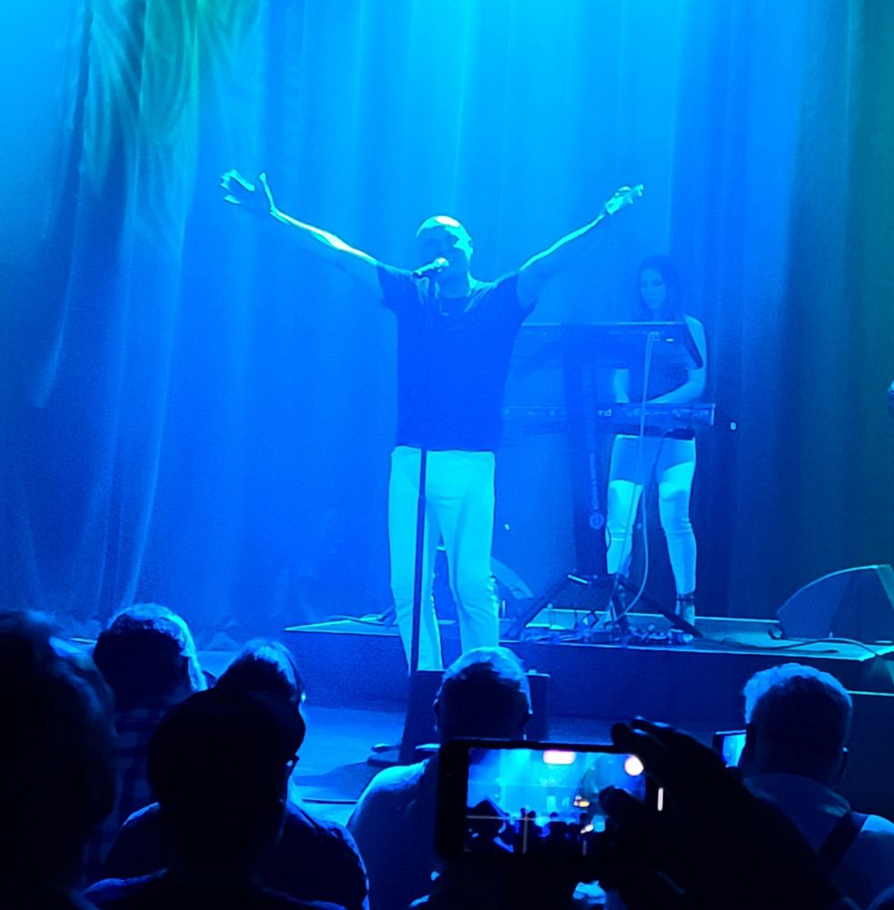 Glenn Gregory performing live with Heaven 17 in Seattle, 2022.