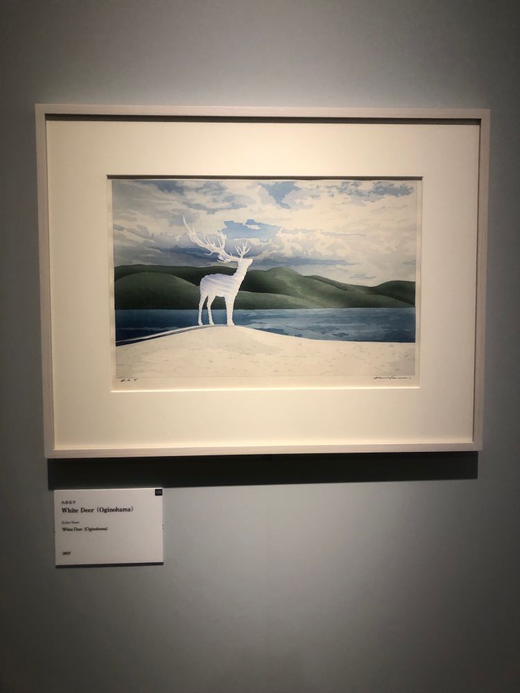 構図：雄大な自然の中にたたずむ白い鹿が印象的に描かれています。
スタイル：空と山、湖の青と緑の色調に対して、白い鹿の神秘的な存在感が際立つ。
象徴性：
「白い鹿」はしばしば神聖さ・霊性・自然と人間のつながりを象徴。