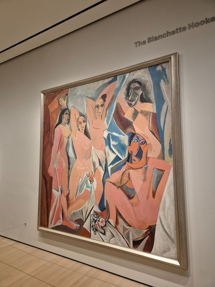 Quadro de Picasso, Les Demoseilles d Avignon, nele é retratado 5 mulheres pintadas de maneira disforme, principalmente nos traços do rosto e na composição do cenário atrás
