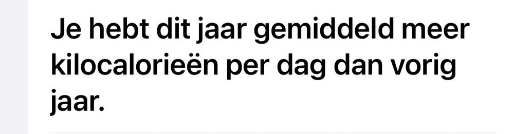 Tekst op een wit vlak met zwarte, grote letters: "Je hebt dit jaar gemiddeld meer kilocalorieën per dag dan vorig jaar."