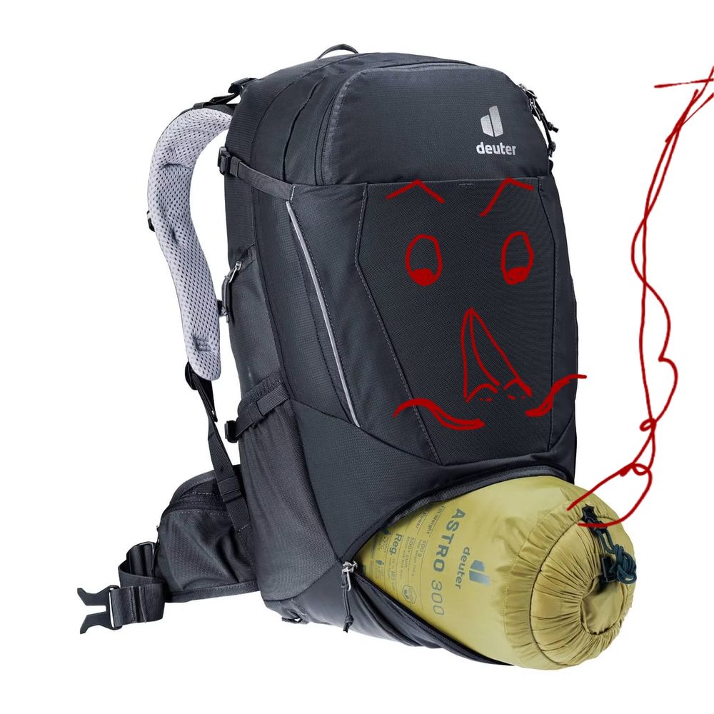 bild von deuter rucksack von hinten, unten schaut eine wurst aus schlafsack raus. es sind kritzeleien auf dem foto drübergemalt sodass der rucksack wie ein gesicht und die wurst wie eine zigarre ausschauen