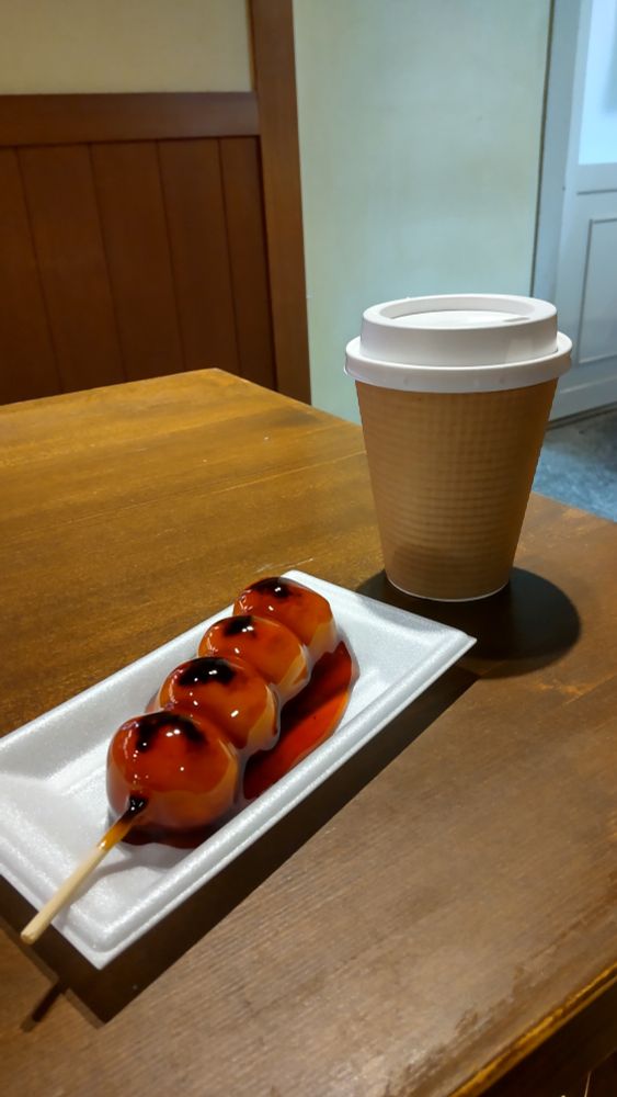 フルーツラボのみたらし団子とはいからさんのコーヒー