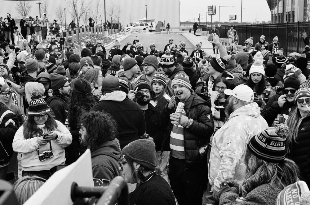 a crowd at an eagles’ tailgate
