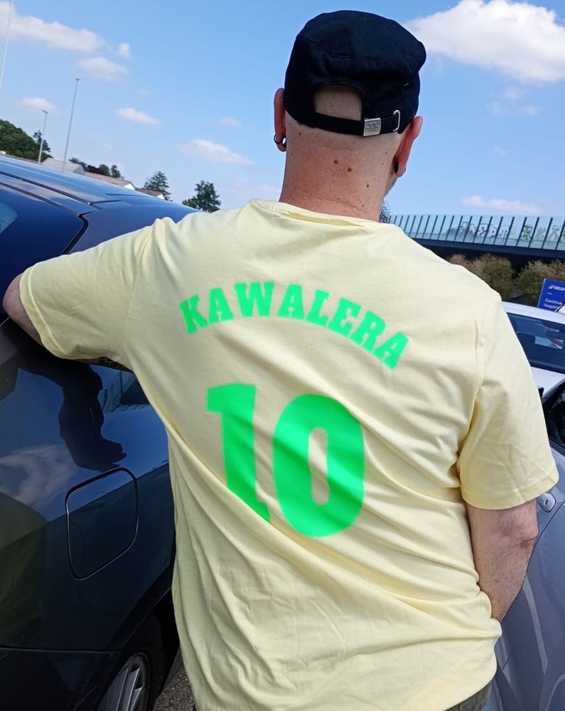 Un t-shirt jaune avec l’inscription "Kawalera"
et un numéro 10, style maillot de foot.