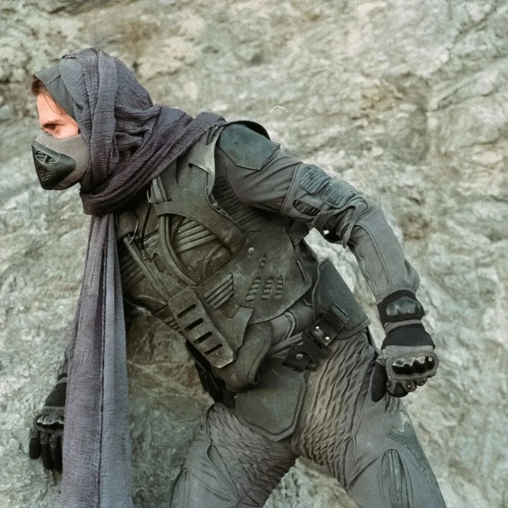 Person in einem Destillanzug an dem Film Dune