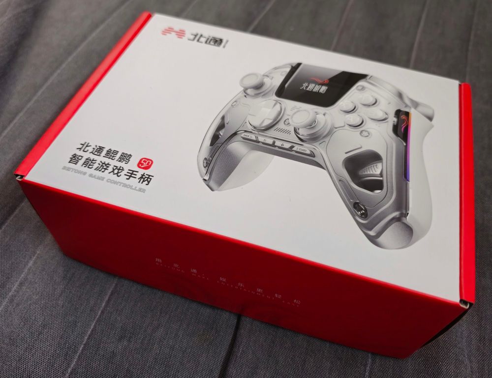 Angle shot of the box the controller comes in, with Simplified Chinese text and a picture of the controller