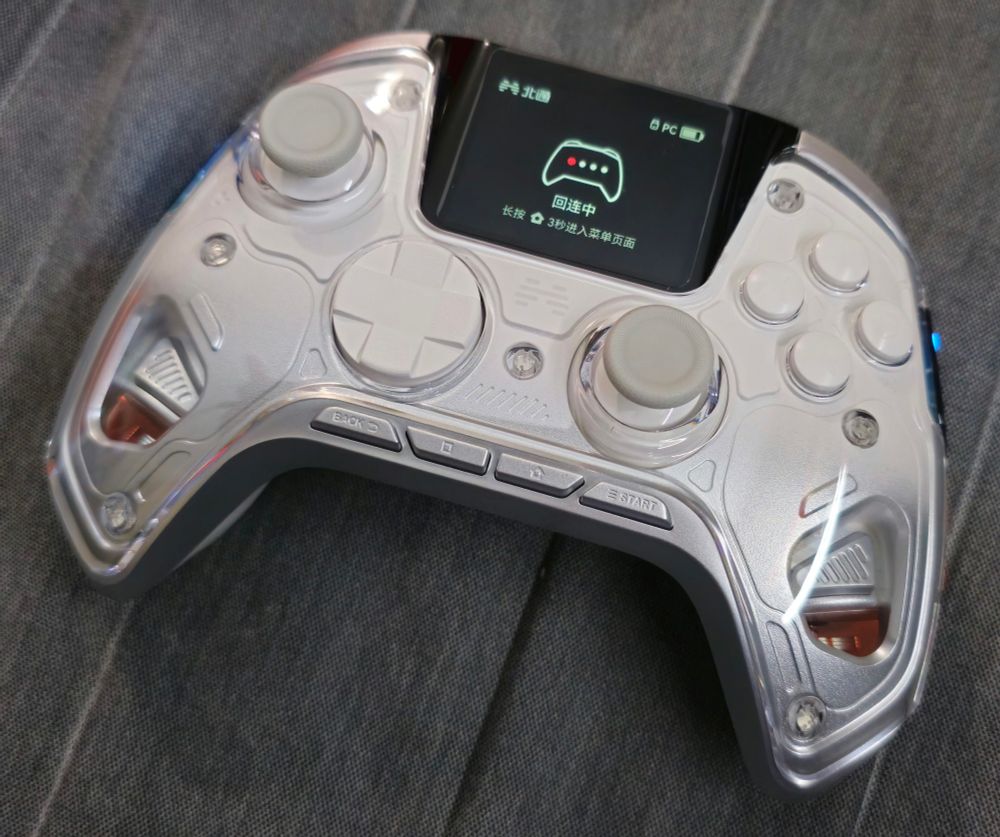 Angle shot of the controller itself, it is of the XBox design and layout, and has a screen which is complaining in Simplified Chinese that the controller isn't paired