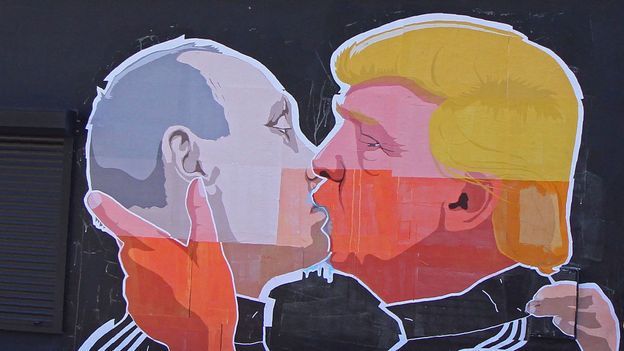 Mural depicting Trump and Putin kissing.