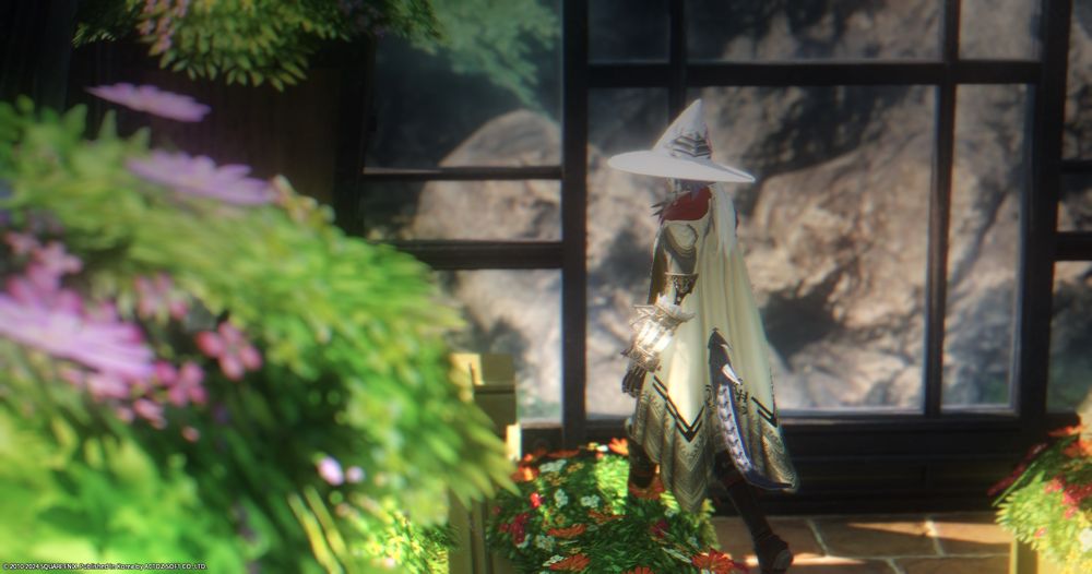 좌측으로 걸어가는 플레이어의 뒤에서 찍은 사진이다. 주변의 녹색 식물과 온실 같은 구조가 눈에 들어온다.