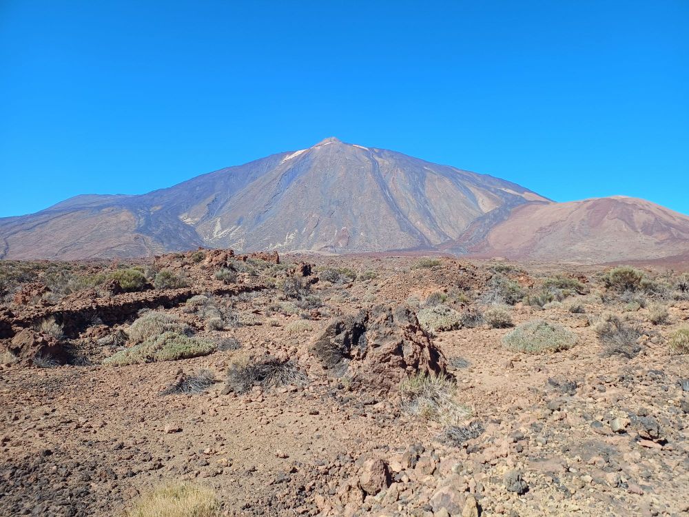 View of Pico del Teide, Pico del Viejo and Montaña Blanca with completely blue sky.
