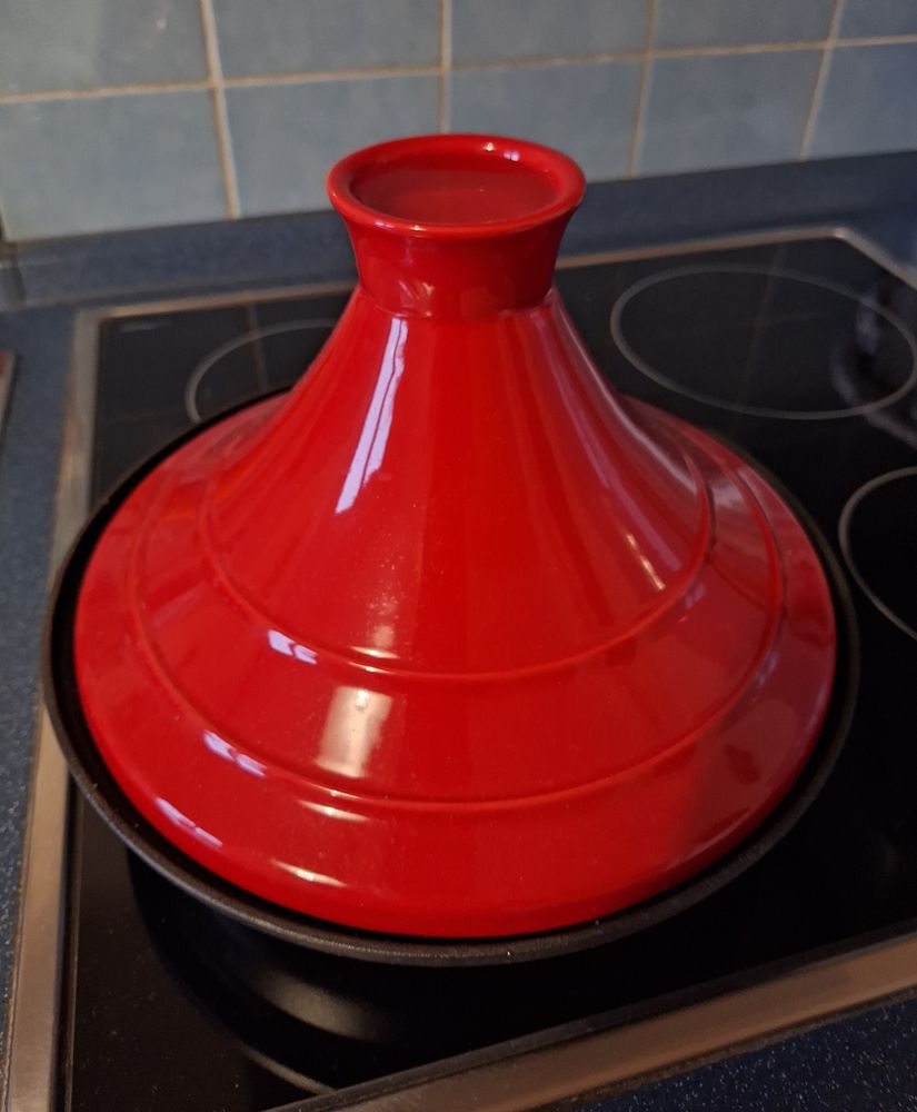 Tajine Topf aus Gusseisen in Rot. 