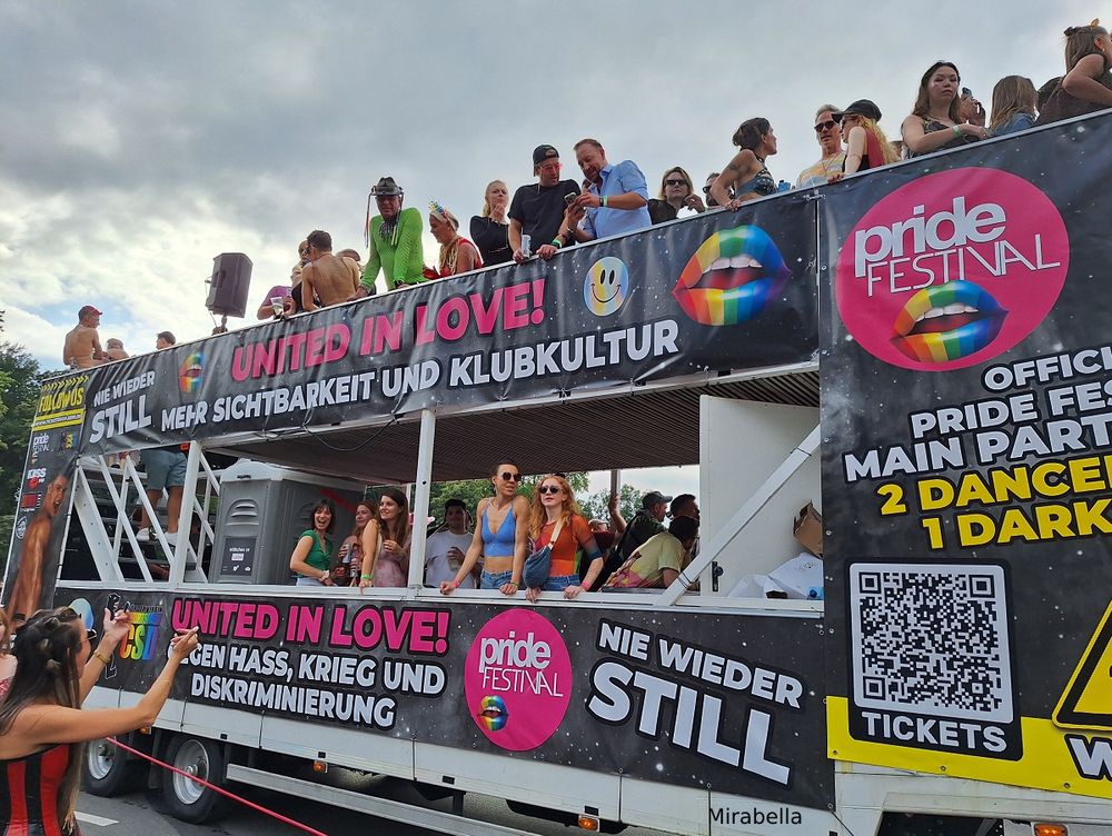 Bunter Wagen mit Menschen, Schrift Nie wieder Still