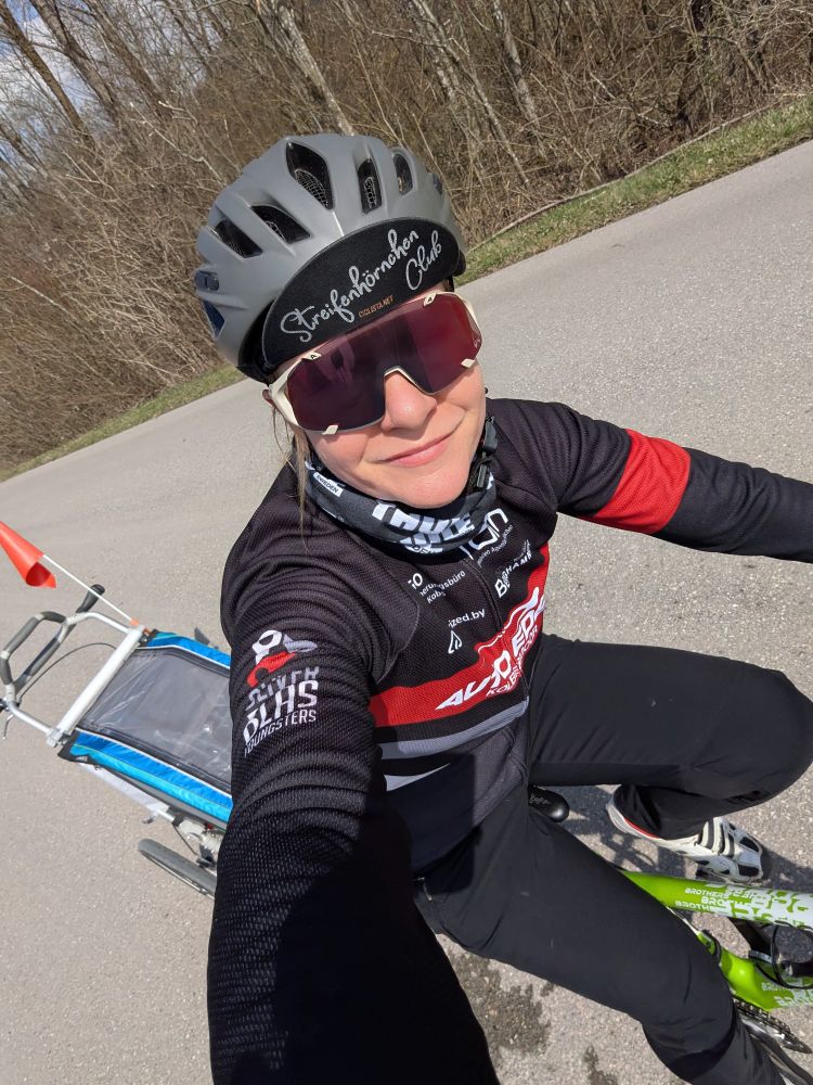 Ich auf dem Mountainbike mit Kinder-Fahrradanhänger hinten dran.