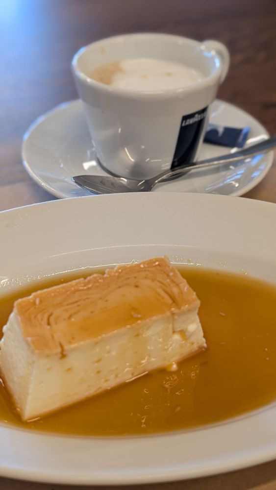 イタリア館レストラン、パンナコッタとカプチーノ