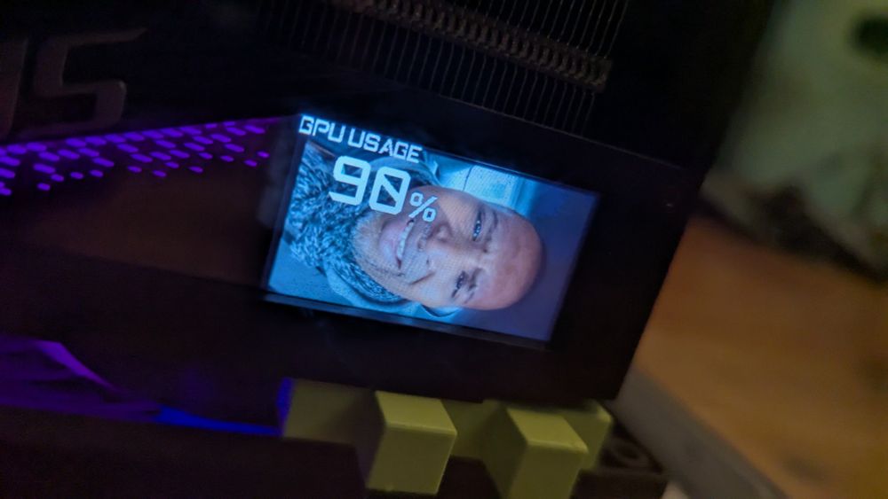 Un zoom sur l'écran de la carte graphique d'un pc que j'ai monté avec ma tête dessus