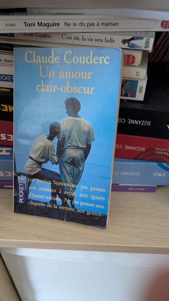 Photo venant de ma bibliothèque d'un livre se nommant "un amour clair obscur" de Claude Couderc, référence au jeu vidéo du moment Clair Obscur Expédition 33