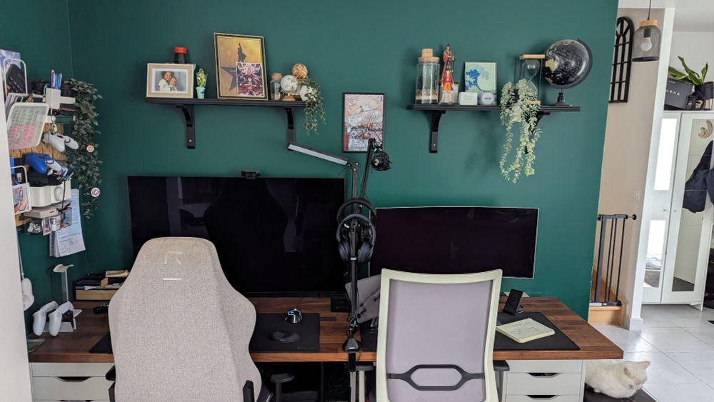 Photo de mon bureau entier avec sa déco d'énorme geek dont un nouveau tableau one piece en style Japonais du bateau Vogue Merry