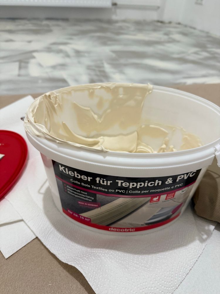 Ein Eimer Teppichkleber. Sieht verdächtig aus wie Mayonnaise. 