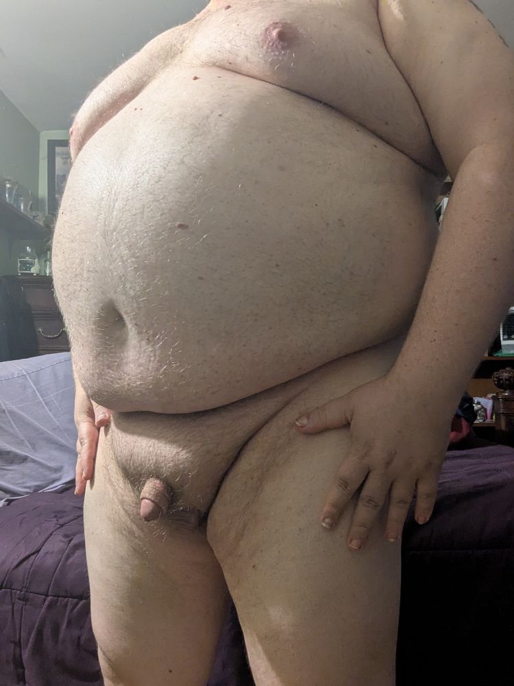 A nude chubby white person 