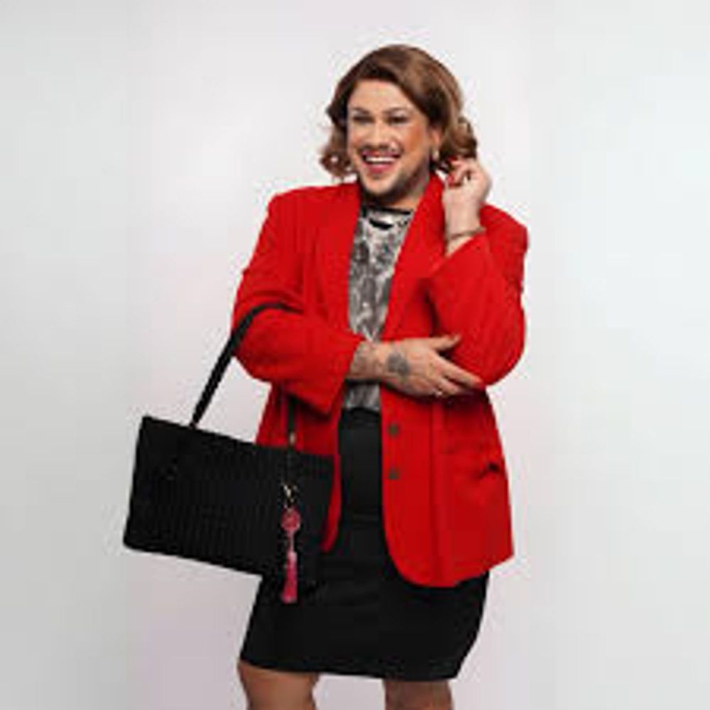 Personagem Naja da novela Blogueirinha a Feia. Ela é interpretada por Fih, impressionator da Sangalo Sschneider do reality Glitter.