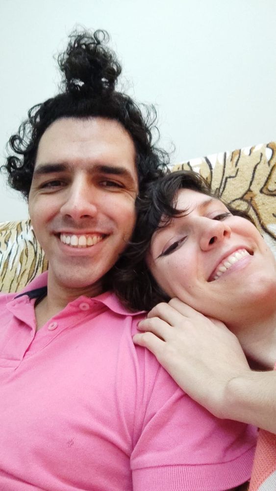 Foto de duas pessoas maravilhosas sorrindo: Uma delas é o Lucas e a outra é a Yasmin!