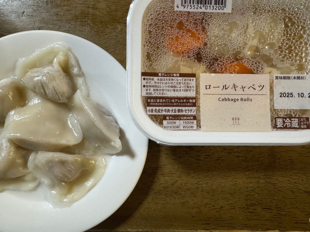 皿に出した水餃子とパックのままのロールキャベツ
