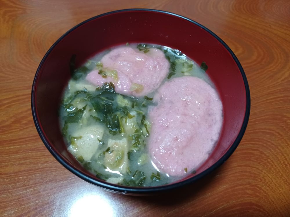 牡蠣の形をしたピンク色の最中が入った味噌汁